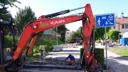 Bild: dob
Der städtische Bauhofmitarbeiter Jörg Fikus ist ein exzellenter Fachmann, wenn es um Straßen- und Pflasterarbeiten geht. Die Aufpflasterung zum verkehrsberuhigten Bereich an der Grundschule verlangten geradezu nach einer Erneuerung.
