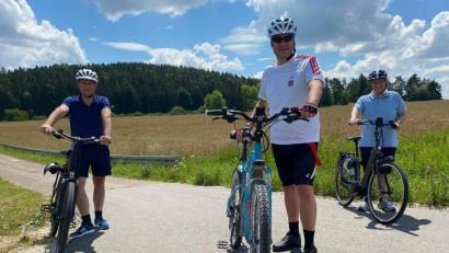Bild: Söder/Privat
Drei Urlauber in der Oberpfalz: Mehrfach waren in den vergangenen Wochen Ministerpräsident Markus Söder (Mitte) sowie der Finanzminister und Oberpfälzer CSU-Vorsitzende Albert Füracker (links) gemeinsam beim Radeln in der Oberpfalz. Bei dieser Tour war zudem Staatskanzleichef Florian Herrmann mit dabei. 	Bild: Söder/privat