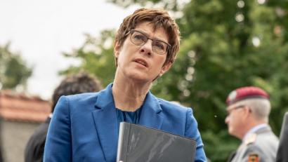 Archivbild: Michael Kappeler/dpa
Der bayerische Wirtschaftsminister Hubert Aiwanger (Freie Wähler) und Bundesverteidigungsministerin Annegret Kramp-Karrenbauer (CDU) stellten am Freitag Unterstützung für Vilseck in Aussicht.