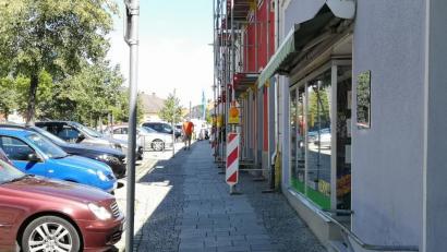 Bild: lnz
Im Stadtrat wurde wiederholt auf die Gefahr von Kollisionen zwischen Radfahrern und Fußgängern vor den Geschäften hingewiesen. Radler, die auf dem Oberen Markt (Bild) und dem Unteren Markt auf dem Gehweg unterwegs sind, riskieren ein Bußgeld.