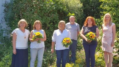 Bild: njn
Rektorin Sabinr Graser (rechts) und Konrektorin Beate Koch (links) verabschiedeten (von links) Monika Dötterl, Emma Kuhbandner, Leo Hör und Sigrid Zettl.