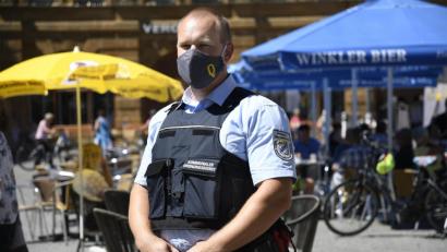 Bild: Petra Hartl
Tom Dörner vom Zweckverband Kommunale Verkehrssicherheit zeigt auf dem Amberger Marktplatz Uniform und Ausrüstung des neuen Kommunalen Ordnungsdienstes.
