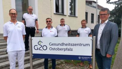 Bild: exb
Bürgermeister Martin Birner (rechts) und die die BRK-Vertreter (hinten, von links) Toni Seidl, Patrick Wolf und Maximilian Lang führten Walter Heigenhauser (links) als neuen Bereitschaftsarzt ein. Andreas Beer (Dritter von links) erhielt die goldene Ehrenamtskarte.