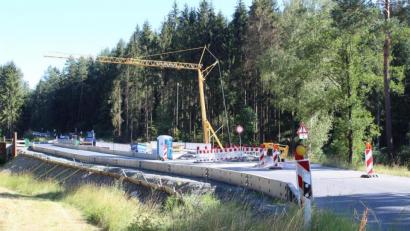 Bild: soj
Bei Riglasreuth wird die Fichtelnaabbrücke zwischen Kulmain und Marktredwitz erneuert. Ab dem 3. August gibt es auf der Strecke eine Vollsperrung mit Umleitung.