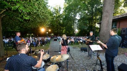 Bild: bey
Die Band "Treibhauz" hat bei der Serenade im Park der Stützelvilla ihren ersten Auftritt heuer. Dem Publikum gefiel's.