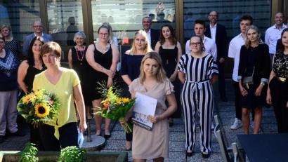 Bild: Kunz
Sie haben in einer krisengeschüttelten Zeit alle ihr Bestes gegeben: Die Absolventen der Berufsfachschule für Krankenpflegehilfe. Die beiden Prüfungsbesten Kerstin Angerer-Soares (links) und Franziska Buckenleib haben Blumen bekommen.