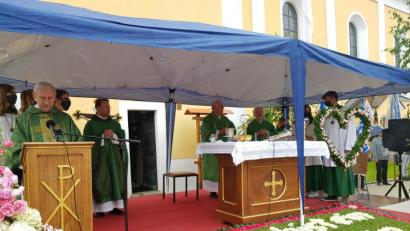 Bild: gi
Mit einem Festgottesdienst verabschiedet sich die Pfarrei Moosbach von Pfarrer Josef Most (links).