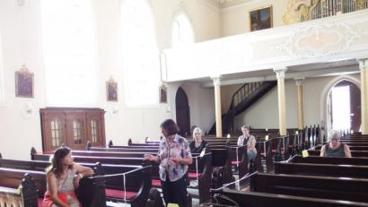 Bild: exb
Leonore Böhm erläutert die Altäre der Alten Pfarrkirche.