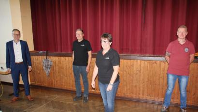 Bild: kro
Regina Gerl (Zweite von rechts) ist neue Vorsitzende des Turnvereins Waldsassen. Benjamin Fischer (rechts) wurde zum Dritten Vorsitzenden gewählt, Karlheinz Lutz (Zweiter von links) wurde als Kassierer bestätigt. Die Wahlen leitete Bürgermeister Bernd Sommer (links).