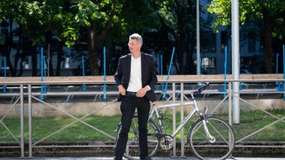 Bild: Sven Hoppe/dpa
Michael Piazolo (Freie Wähler), Kultusminister von Bayern, kommt mit einem Fahrrad zu einer Sitzung des bayerischen Kabinetts.