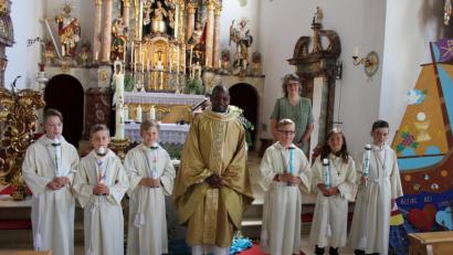 Bild: aun
Insgesamt sechs Kinder feiern Erstkommunion in Utzenhofen (vorn, von links): Leopold Fromm, Tobias Wittmann, Timm Eichhorn, Pfarrer Peter Lungu, Simon Geitner, Noah Singer, Elias Franz sowie Pfarrgemeinderatssprecherin Gudrun Fischer (hinten).