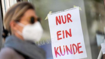 Symbolbild: Peter Kneffel/dpa
So ist es richtig: Wer ein Geschäft betritt, muss einen Mund-Nase-Schutz tragen. Wer das nicht tut, kann mit einem Bußgeld belegt werden. In letzter Zeit ranken sich Geschichten um Corona-Kontrolleure, die Geschäftsleute austricksen wollen.