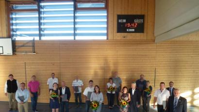 Bild: bk
Gebührender Abschied für neun ausgeschiedene Gemeinderäte: Neben einer Dankurkunde erhalten sie einen regionalen Geschenkkorb, für die Ehepartner gab es Blumen. Nicht im Bild der beruflich verhinderte Christian Biller.