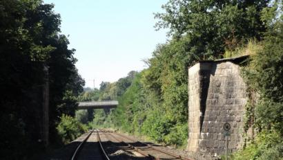 Bild: bnr
Die Bahntrasse in Iffelsdorf soll wieder auf einer fußläufigen Brücke überquert werden können. Die Pfeiler der alten Brücke stehen noch. Die Wanderer werden sich freuen.