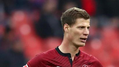 Bild: Daniel Karmann/dpa
Patrick Erras zieht das Club-Trikot aus.