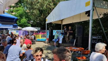 Bild: Alexander Maienschein/exb
Musik, Brotzeit und kühle Getränke während der Coronakrise: Der VAZ-Biergarten in Burglengenfeld darf nun doch weiterhin Konzerte veranstalten.