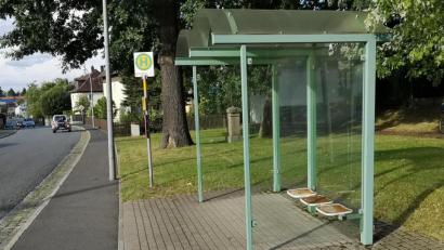 Bild: lnz
Bemängelt wurde in der jüngsten Sitzung des Stadtrats unter anderem der Zustand des Bushäuschens an der Wiesauer Straße.
