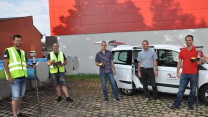Bild: Karoline Gajeck-Scheuck/exb
Stadtwerke-Betriebsingenieur Dipl.-Ing. (FH) Stefan Prüfling (Zweiter von rechts) und sein Netzdokumentations-Team Artur Marx (von links), Martin Fischer, Dietmar Riedl und Michael Gradl.