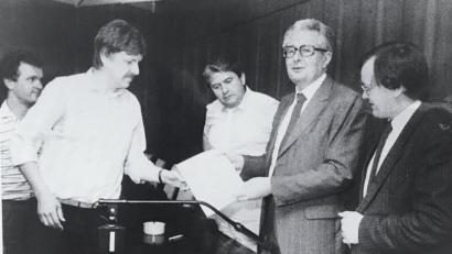 Bild: cr
Das Bild zeigt die Übergabe der damals bekannten Fakten zum Skandal. Von links Roland Heidenblut vom BLLV, Rainer Christoph, Bürgerinitiative, Franz Fink, Hans-Jochen Vogel und MdB Ludwig Stiegler.