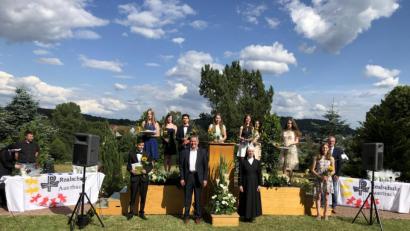 Bild: exb
Der Klostergarten bildete die Kulisse für die beiden Entlassfeiern der Auerbacher Realschule. Mit im Bild die Besten der Klasse 10a (von links): Serkan Kocak, Lena Strobel, Julia Schreg, Osama Abood Al Saho, Olivia Kramer, Mira Luca Mirschberger, Melisa Dalmis, Linda Kraußer (bester Abschluss) und Anna Failner.