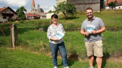 Bild: wro
Das Ferienprogramm haben Jugendbeauftragte Alexandra Hasenfürter (links) und Bürgermeister Matthias Grundler (rechts) vorgestellt.