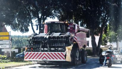 Bild: Gabi Schönberger
Die Stadträte wollen den Verkehr mit schweren landwirtschaftlichen Maschinen wie hier beim Friedhof wegen der damit verbundenen Gefahren aus der Stadt heraushalten.