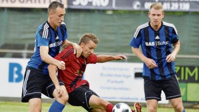 Bild: zg
Solche Testspiele, wie im vergangenen Jahr zwischen der DJK Ursensollen (rote Trikots) und der SpVgg SV Weiden, sind ab sofort wieder erlaubt. Der Druck auf die Politik war wohl zu stark.