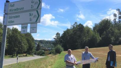 Bild: cro
Henner Wasmuth, Leiter Straßenbauamt Amberg-Sulzbach, Bürgermeister Thomas Meiler und Landtagsabgeordneter Stephan Oetzinger (von links )freuen sich über den Baubeginn des Fahrradwegs im September.