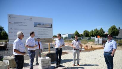 Bild: Andreas Brückmann
Der Grundstein für die neue Kindertagesstätte in Ursensollen ist gelegt (von links): Zweiter Bürgermeister Norbert Mitlmeier, BRK-Kreisgeschäftsführer Sebastian Schaller, BRK-Kreisvorsitzender Gerd Geismann, Bürgermeister Albert Geitner und Dritter Bürgermeister Achim Kuchenbecker.