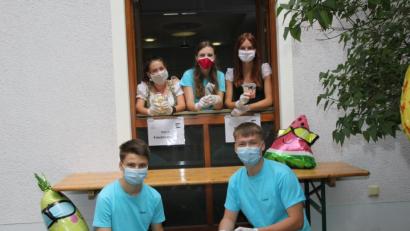 Bild: ads
Die Ministranten der Pfarrei Hl. Dreifaltigkeit, darunter Oberministrant Luca Schott (Vorn rechts) als Ideengeber des "Pfarrfestes to go", mit dabei ist auch sein Bruder Noah (links) und Nicole Preißl, Marie Neuhierl und Janina Tischer.