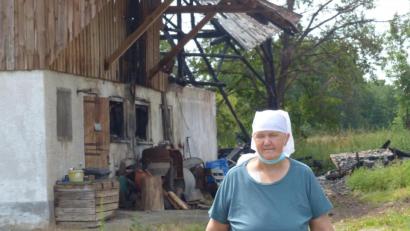 Bild: hme
Anna Müller vor dem abgebrannten Stall.