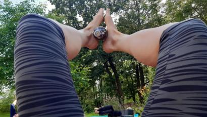 Bild: Lowak
Verrenkungen beim Bieryoga: Ich liege auf dem Boden, und zwischen meinen Füßen klemmt eine Flasche Bier.
