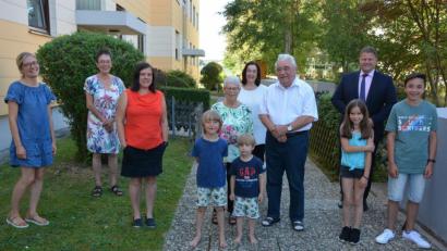 Bild: jr
Diamantene Hochzeit feierten am Donnerstag Elisabeth und Hans Stingl (Mitte). Dazu gratulierten unter anderem (von links) Enkelin Felicitas, Tochter Michaela, Enkelin Veronika, Tochter Patrizia (hinten) und Bürgermeister Stefan Grillmeier (hinten rechts) sowie (vorne, von links) die Urenkel Anton, Xaver, Larissa und Benedikt.