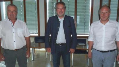 Bild: Wilhelm Amann
Der Nabburger Bürgermeister Frank Zeitler (Mitte) steht jetzt an der Spitze des Zweckverbands Brudersdorfer Gruppe. Der Stellvertreter ist sein Schmidgadener Amtskollege Josef Deichl (links). Die dritte Kommune, die dem Verband angehört, vertritt der Schnaittenbacher Bürgermeister Marcus Eichenmüller (rechts).