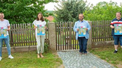 Bild: stg
Stellten das Kastler Ferienprogramm vor: (von links) Patrick Meyer, Sarah Meyer, Bürgermeister Hans Walter sowie Dominik Kugler