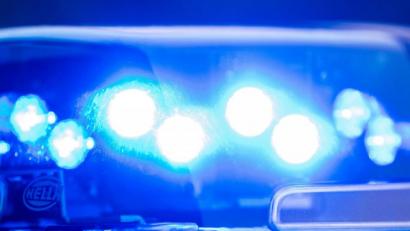 Symbolbild: Lino Mirgeler/dpa
Ein Blaulicht leuchtet an einer Polizeistreife.