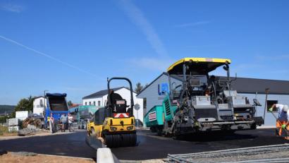 Bild: bö
Das geht schnell. Anfang Mai haben die Erschließungsmaßnahmen für die Erweiterung des Gewerbegebiets Brunnlettberg- Ost begonnen. Bereits Ende Juli sind die Arbeiten abgeschlossen.abgeschlossen.