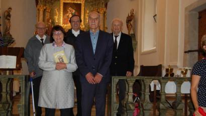 Bild: az
Pfarrarchivarin Leonore Böhm und Ehemann Reinhold, zusammen mit den Geistlichen – Stadtpfarrer Bernhard Müller, Hans Bayer
(rechts) und Wolfgang Traßl – nach dem Festgottesdienst vor dem Hauptaltar der Mariahilfkirche. Die von ihr erarbeiteten Broschüren liegen in den Gotteshäusern zum Preis von jeweils vier Euro auf. Mit dabei jeweils auch ein Andachtsbildchen, in dem auch der Prozessionszug zur Einweihung der Kirche aus dem Jahr 1770 nachempfunden ist. Es ist dies eine Gemeinschaftsarbeit der Klasse 4a des Schülerjahrganges 1982, und so zugleich eine Hommage der ehemaligen Vollblut-Pädagogin an "ihre" Kinder.