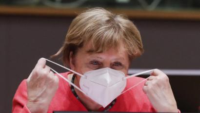 Symbolbild: Stephanie Lecocq /EPA Pool/AP/dpa
Bundeskanzlerin Angela Merkel beim EU-Gipfel. Eine Studie der Universität Hohenheim in Kooperation mit Clavis hat die Corona-Kommunikation der deutschen und der österreichischen Bundesregierung sowie der deutschen Landesregierungen verglichen.