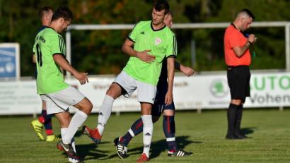 Bild: Alfred Schwarzmeier
Die Spieler der DJK Weiden wissen, wie Torjubel in Pandemie-Zeiten geht: Die Partie DJK Irchenrieth gegen DJK Weiden war am Freitag das erste Testspiel im Kreis Amberg/Weiden nach monatelanger Corona-Zwangspause.