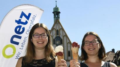 Bild: Petra Hartl
Anja (23, links) und Martina (27) aus Hohenburg lassen sich am Amberger Marktplatz eine Tüte Eis gesponsert von Oberpfalz-Medien schmecken.