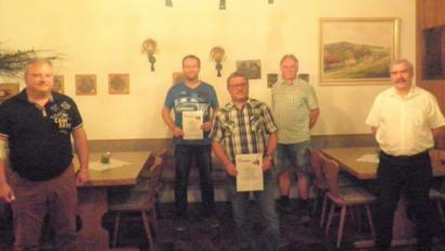 Bild: tu
Vorsitzender Herbert Lorenz ehrt Markus Bock, Jürgen Beer und Georg Reindl (von links). Bezirksvorsitzender Reinhard Ott (rechts) gratuliert.