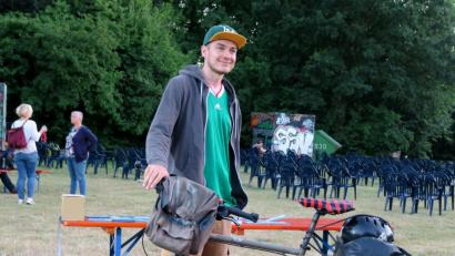 Bild: Hirsch
Mit diesem Fahrrad hat Dennis Kailing die Welt umrundet. Nun kam er persönlich nach Schwandorf zur Präsentation seines Filmes "Besser Welt als nie".