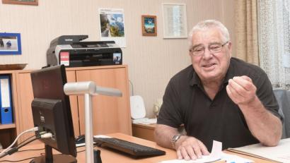 Bild: Gabi Schönberger
Achtlos weggeworfene Zigarettenkippen verschandeln das Stadtbild und schaden der Umwelt. Der CSU-Arbeitskreis Umwelt im Landkreis Neustadt/WN unter Vorsitz des Windischeschenbachers Horst Schellkopf macht sich deshalb für spezielle Sammelbehälter stark.