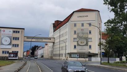 Bild: Würth, Wolfgang
Das Fabrikgebäude mit dem Übergang über die Bahnhofstraße gehört zu Weiden wie Josefskirche und Max Reger. So schwer wie jetzt war nur selten eine Phase in der Geschichte des Traditionsunternehmens