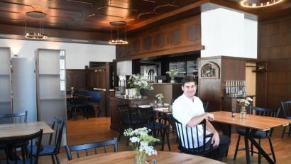 Bild: Gabi Schönberger
Adrian Kuhlemann will sich im elterlichen Hotel einen Ruf als Feinschmecker-Koch erarbeiten.