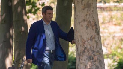 Bild: Peter Kneffel/dpa
Markus Söder verlässt den unteren Hofgarten in München.