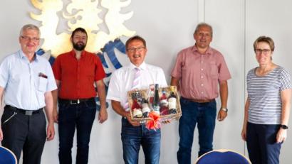Bild: njn
24 Jahre lang war Bürgermeister a. D. Hans Donko (mitte) Schulverbandsvorsitzender. Bei der Sitzung wurde er durch (von links) seinen Nachfolger Bürgermeister Johannes Reger, Schulversammlungsmitglied Fabian Keppler-Stobrawe, Bürgermeister Werner Prucker und Bürgermeisterin Marion Höcht verabschiedet.
