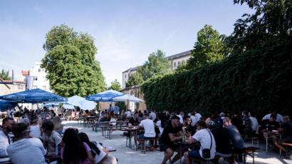 Bild: Dominik Lenz
Der Malteserzwinger dient normalerweise als Bolzplatz. Am Samstag wurde er zum Spontan-Biergarten.