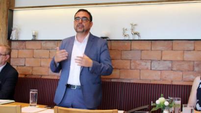 Bild: Thomas Dobler
Staatssekretär Klaus Holetschek (Mitte) war auf Einladung seines CSU-Parteifreunds und Parlamentskollegen Alexander Flierl (links) zu einem kommunalpolitischen Gedankenaustausch in die Schwandorfer Gaststätte "Ziegelhütte" gekommen, wo er von der Zweiten Bürgermeisterin der Stadt, Martina Englhardt-Kopf (rechts), begrüßt wurde.